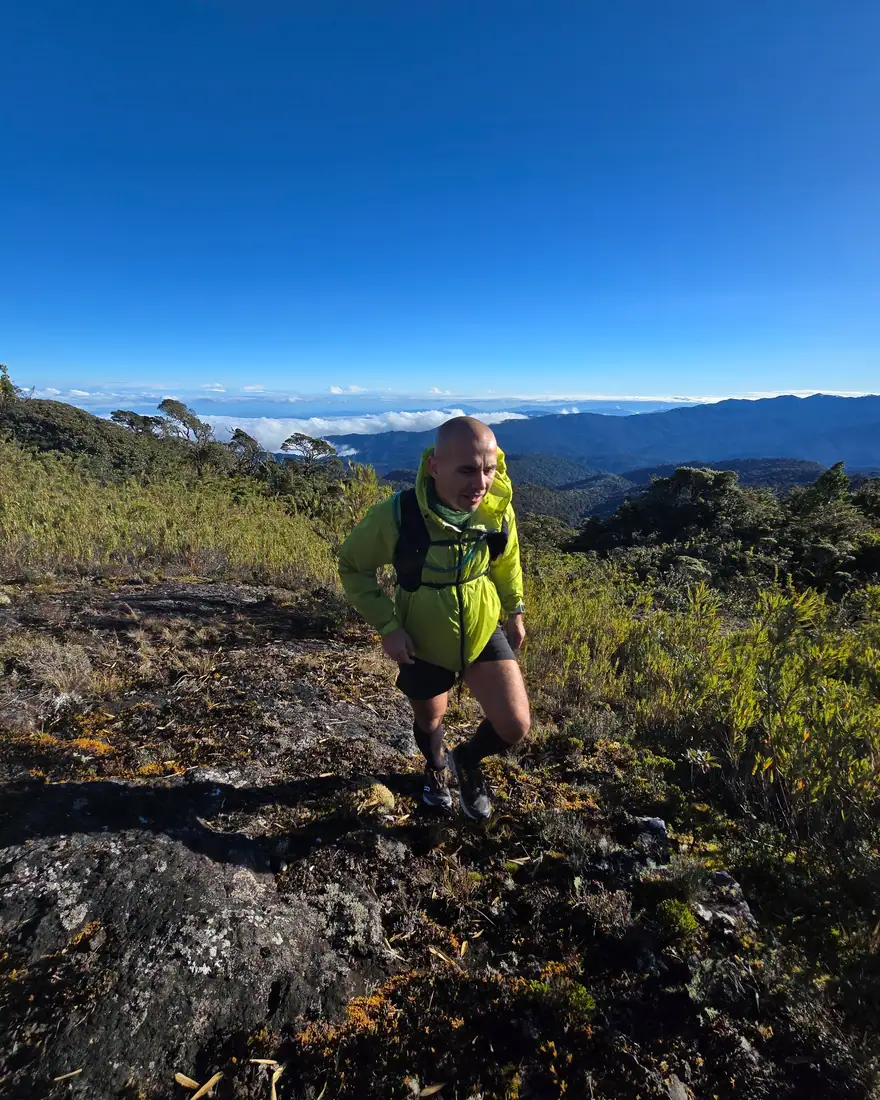 Esteban Umaña Pérez running a hand-tested route in the Cordillera de Talamanca, above the cloud line.